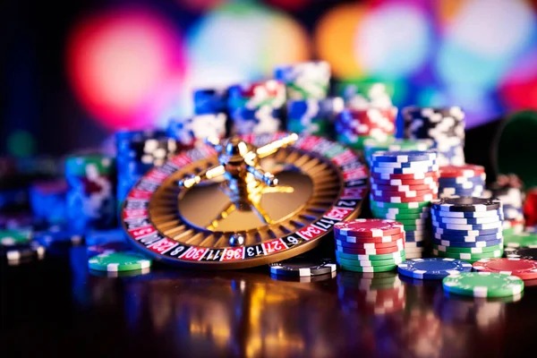 sisi4d mobile app interface showing football markets and live-dealer table options